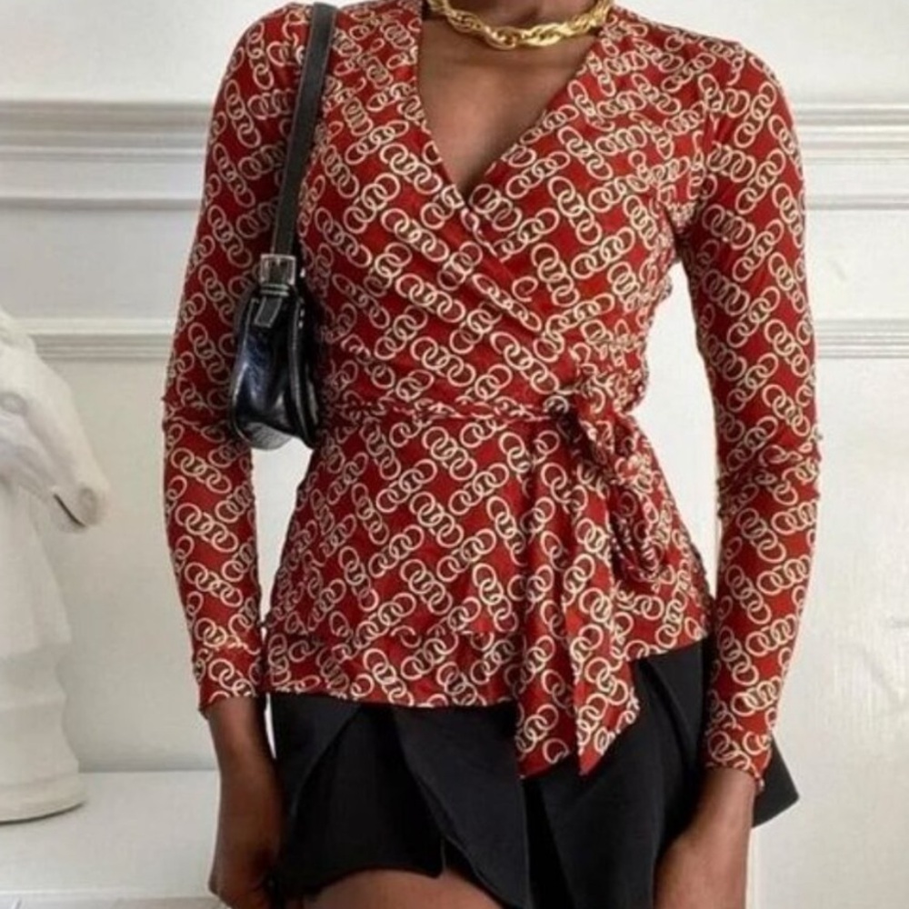 Like New Cabi #3951 Ringleader Wrap Stretch Mesh Signet Chain Print Blouse Sz: L